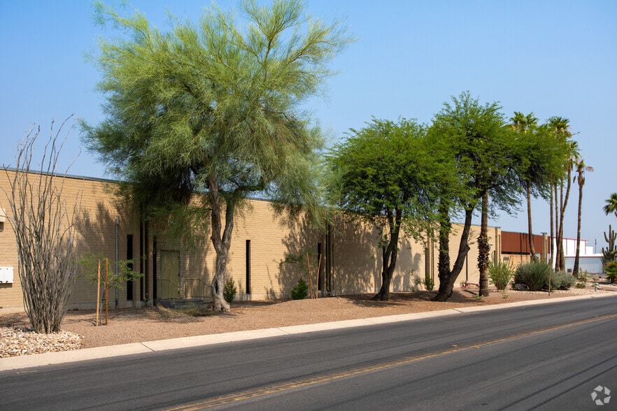 6868 S Plumer Ave, Tucson, AZ à louer - Photo du bâtiment - Image 3 de 10