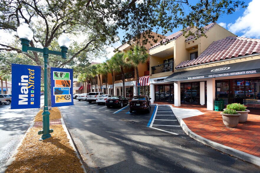 6701-6855 Main St, Miami Lakes, FL à louer - Photo du bâtiment - Image 3 de 4