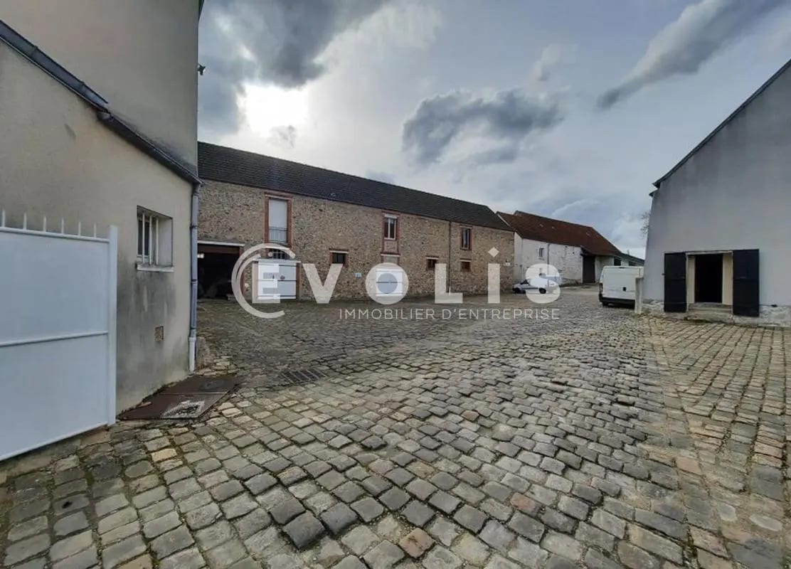 Flex in Wissous for lease Building Photo- Image 1 of 19