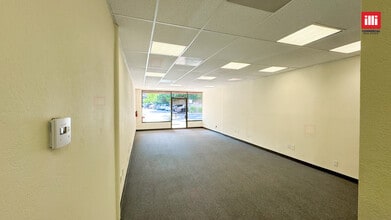 20812 Ventura Blvd, Woodland Hills, CA for lease Interior Photo- Image 2 of 4
