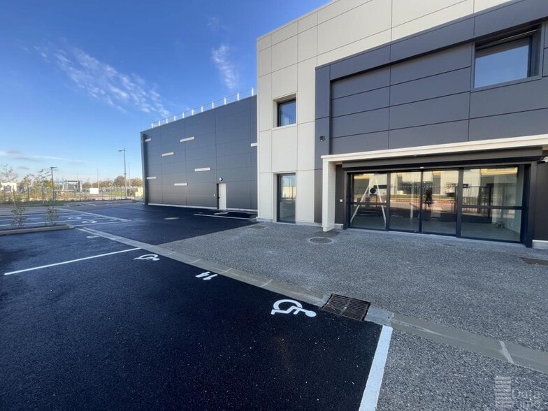 Industrial in Le Mesnil-Amelot for lease - Building Photo - Image 2 of 10