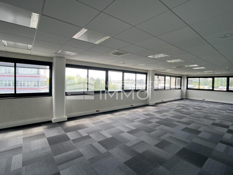 Office in Longjumeau for lease - Building Photo - Image 2 of 4