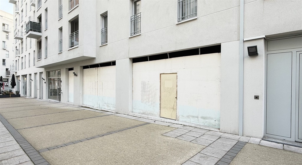 Retail in Noisy-le-Grand for lease Building Photo- Image 1 of 2