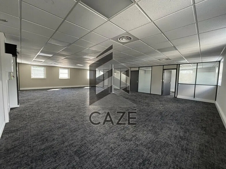 Office in Mérignac for lease - Interior Photo - Image 1 of 7