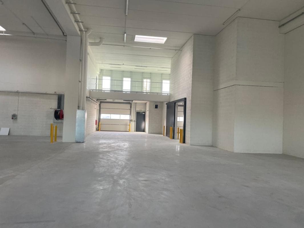 Industrial in Bondy for lease Interior Photo- Image 1 of 12