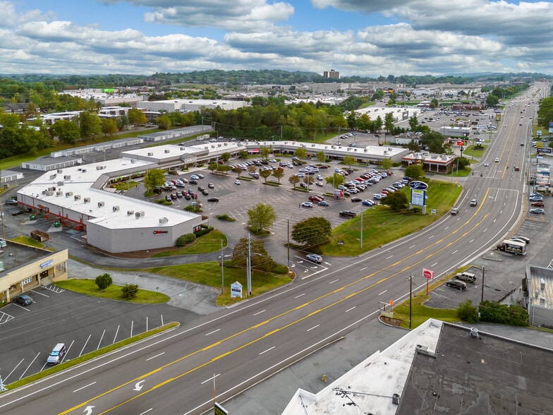 7240 Kingston Pike, Knoxville, TN à louer - Photo du bâtiment - Image 2 de 17