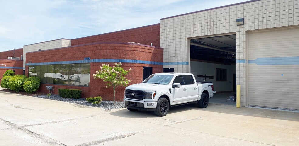 51446-51486 Oro Dr, Shelby Township, MI for lease - Building Photo - Image 2 of 4