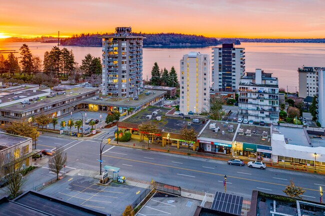 More details for 1802 Marine Dr, West Vancouver, BC - Retail for Sale