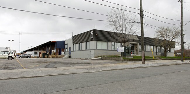 Plus de détails pour 65-73 Huxley Rd, Toronto, ON - Industriel à louer