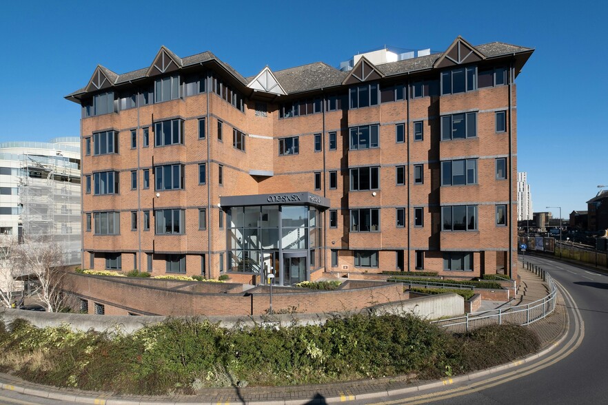 166 College Rd, Harrow à louer - Photo du bâtiment - Image 1 de 17