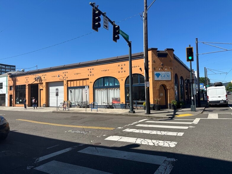 122 NE Broadway St, Portland, OR for lease - Building Photo - Image 1 of 1