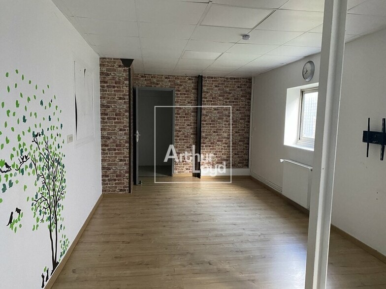 Flex in Milly-la-Forêt for lease - Interior Photo - Image 2 of 9