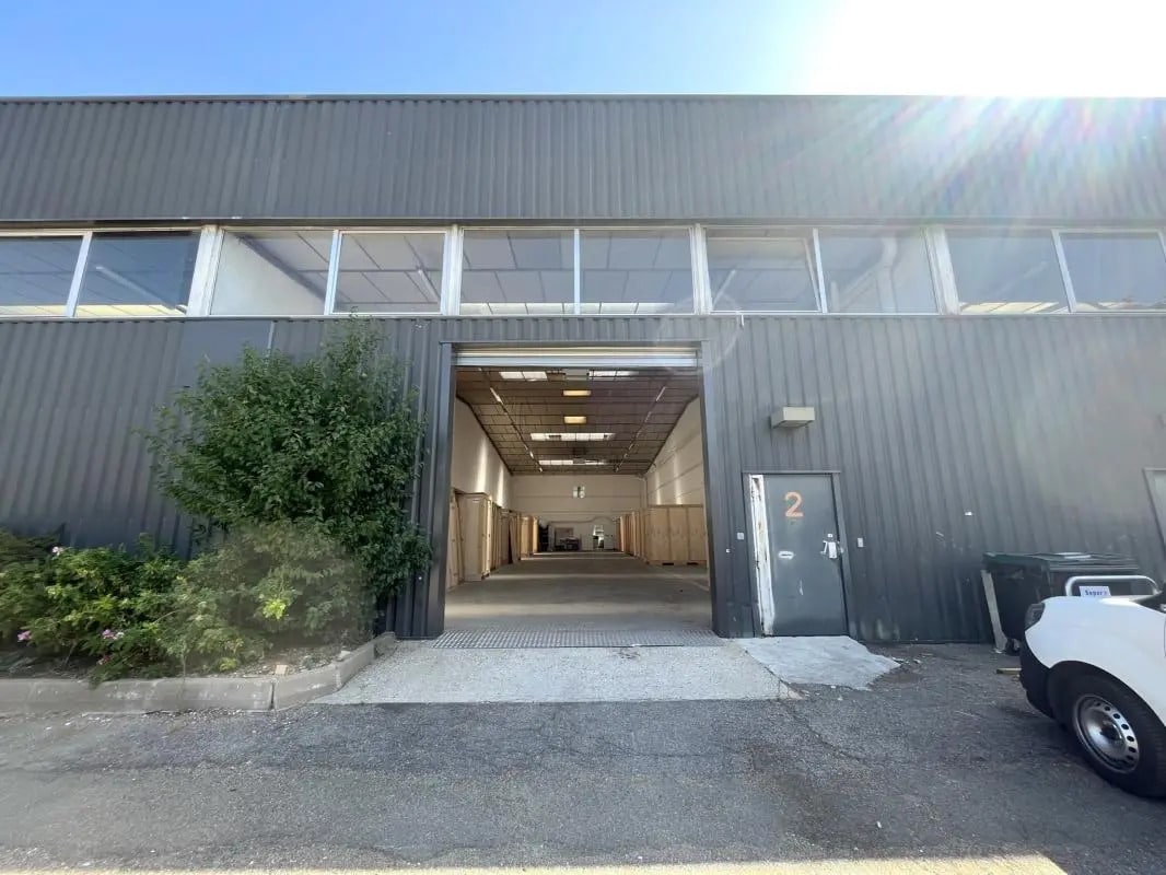 Flex in Coignières for lease Building Photo- Image 1 of 11