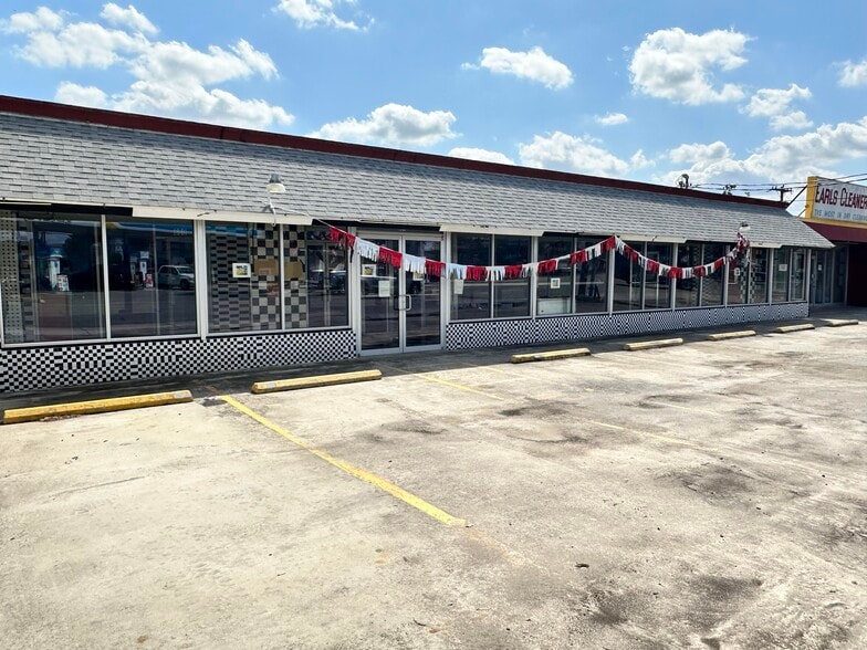 804, 806, 808 Lockhill Selma portfolio of 3 properties for sale on LoopNet.ca - Building Photo - Image 2 of 27