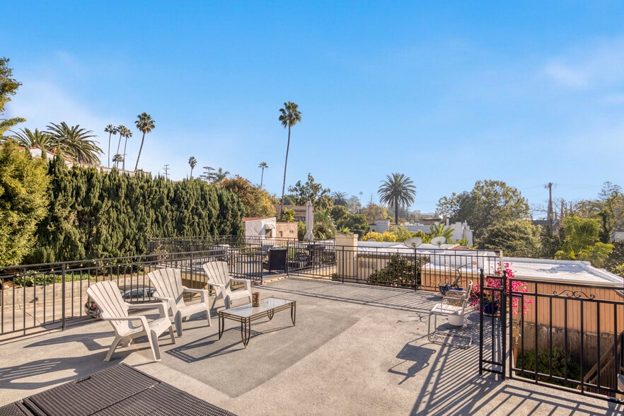 2328 N Beachwood Dr, Los Angeles, CA for sale - Building Photo - Image 2 of 27