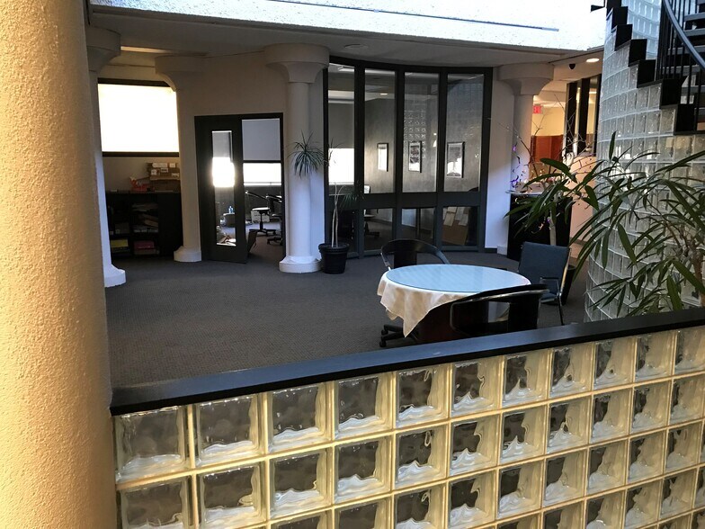 222 Osborne St N, Winnipeg, MB à louer - Photo du bâtiment - Image 3 de 10