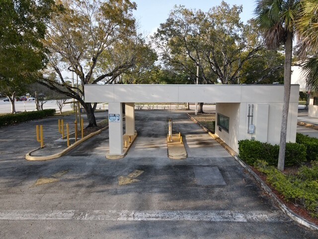 7186 N University Dr, Tamarac, FL à louer - Photo du bâtiment - Image 1 de 6