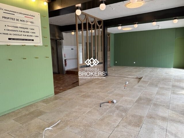 Retail in L Isle Sur La Sorgue for lease - Building Photo - Image 3 of 8