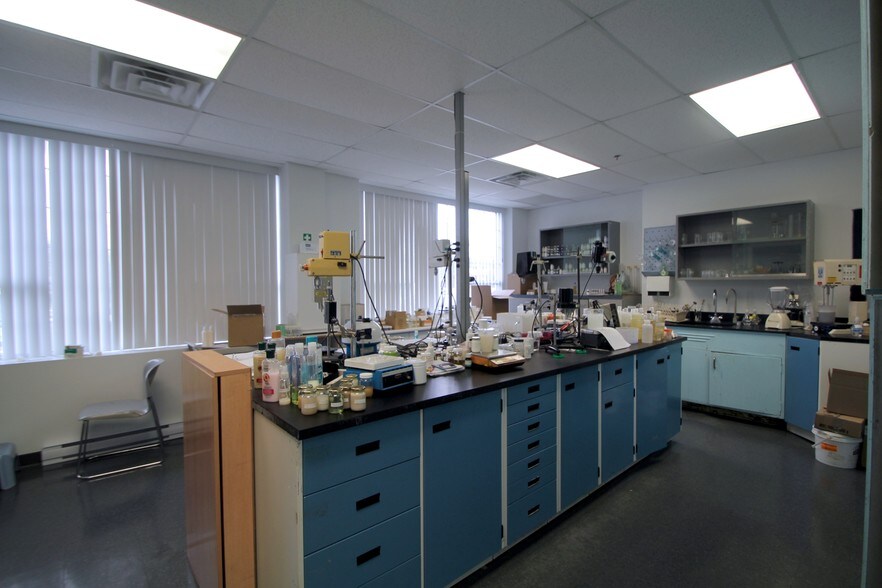 160 Boul Industriel, Boucherville, QC for lease - Interior Photo - Image 2 of 9