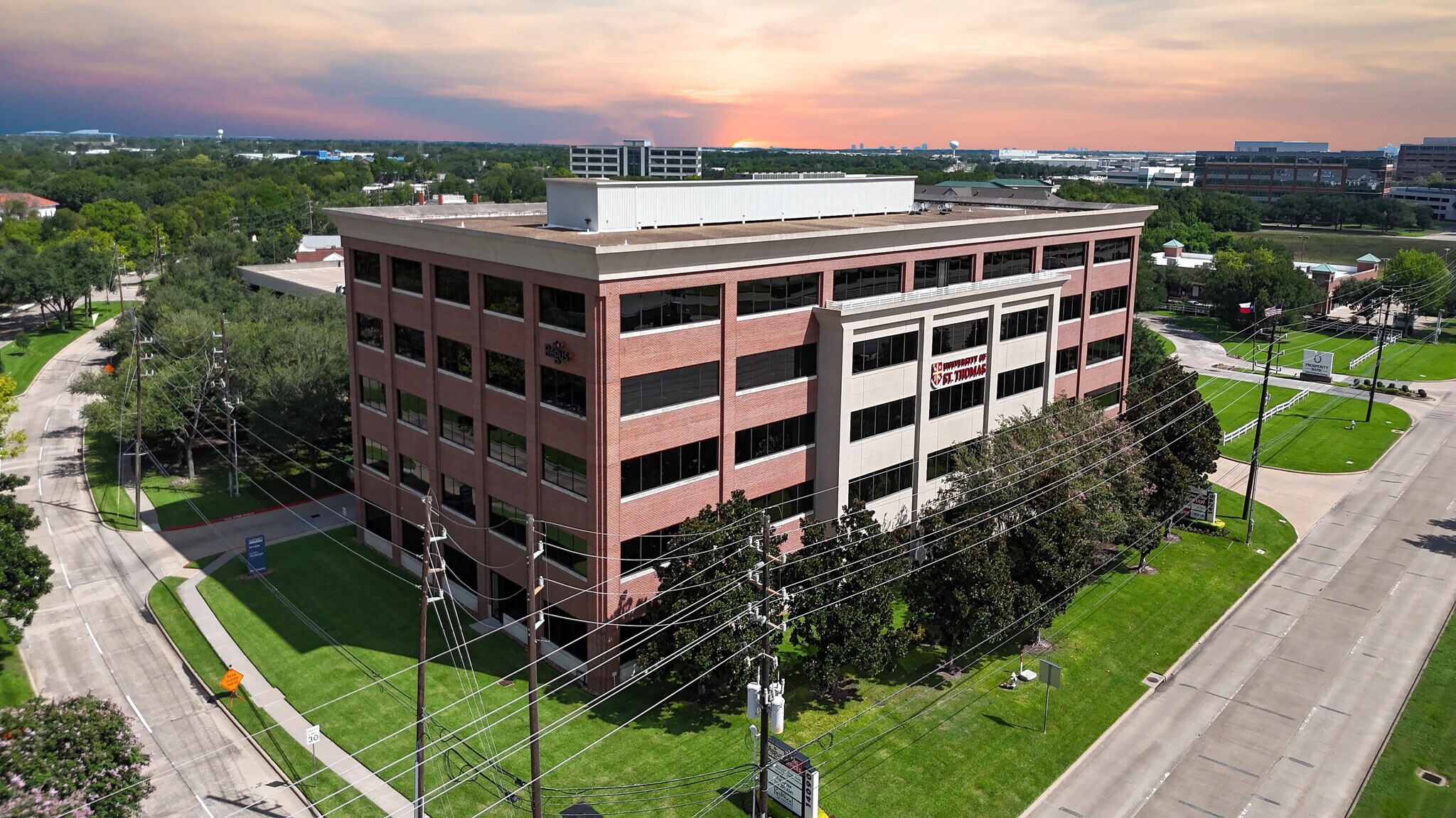 14090 Southwest Fwy, Sugar Land, TX à louer Photo du bâtiment- Image 1 de 26