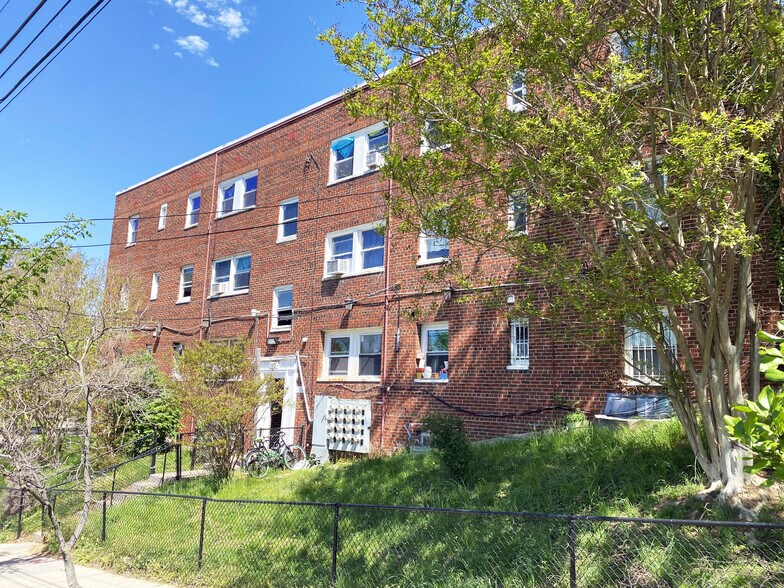 10 49th St SE, Washington, DC à vendre - Photo du bâtiment - Image 2 de 11