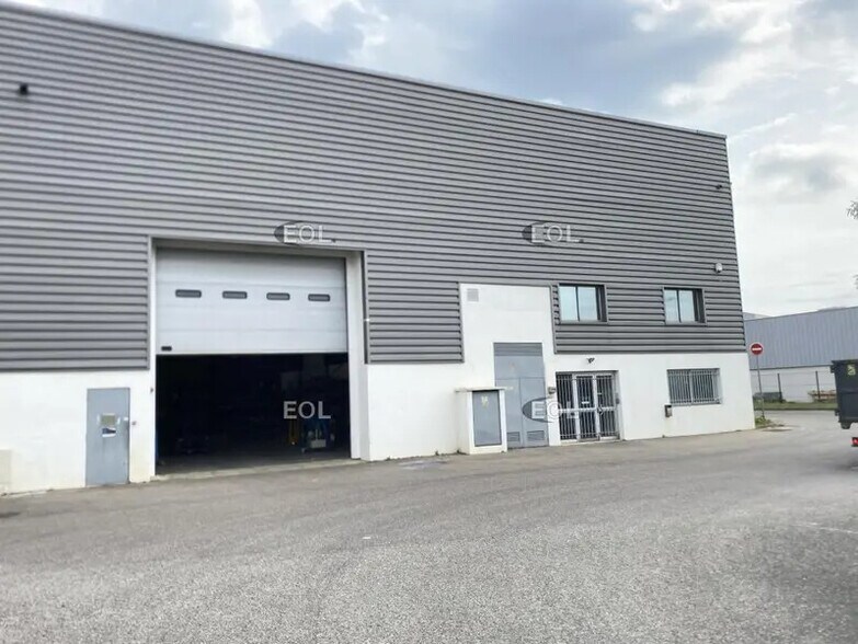 Industriel dans Chassieu à louer - Photo du bâtiment - Image 1 de 15