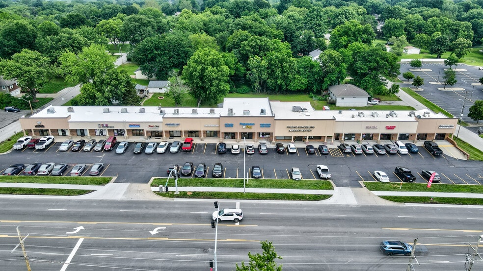 8101-8129 N Oak Tfwy, Kansas City, MO for lease - Building Photo - Image 1 of 17
