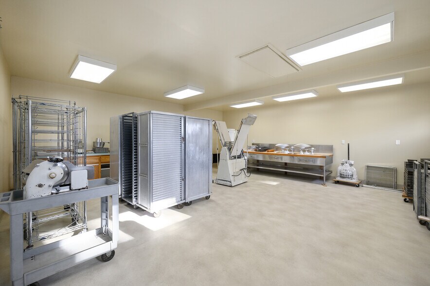 212 NE D St, Willamina, OR à vendre - Photo intérieure - Image 2 de 34