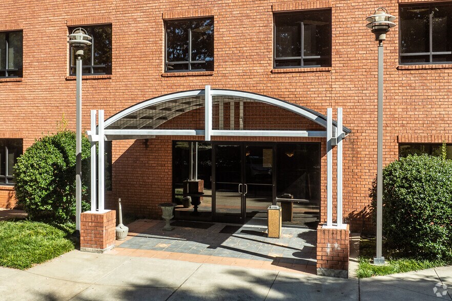 8024 Glenwood Ave, Raleigh, NC à louer - Photo du bâtiment - Image 2 de 22