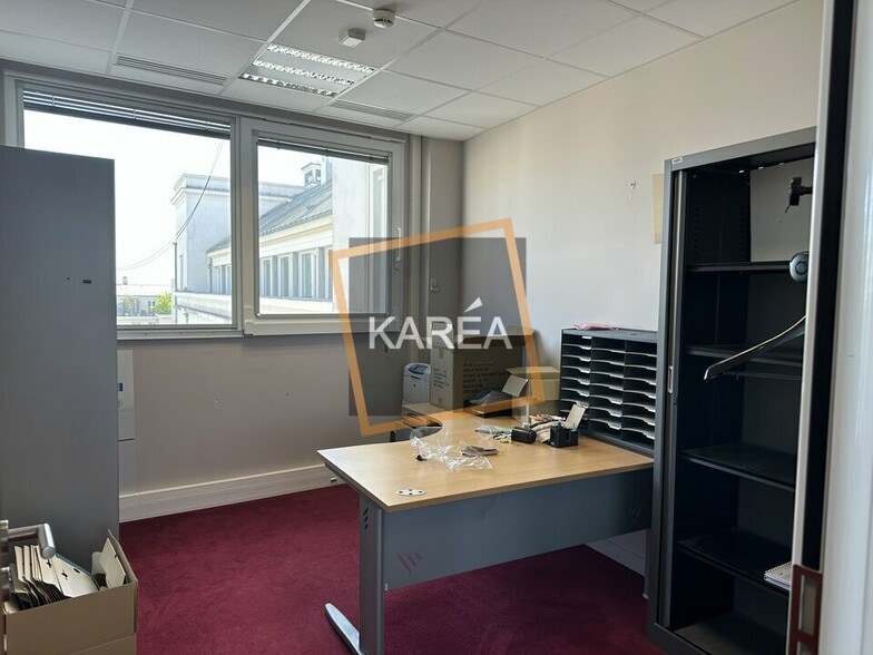 Office in Chessy for lease - Interior Photo - Image 1 of 5