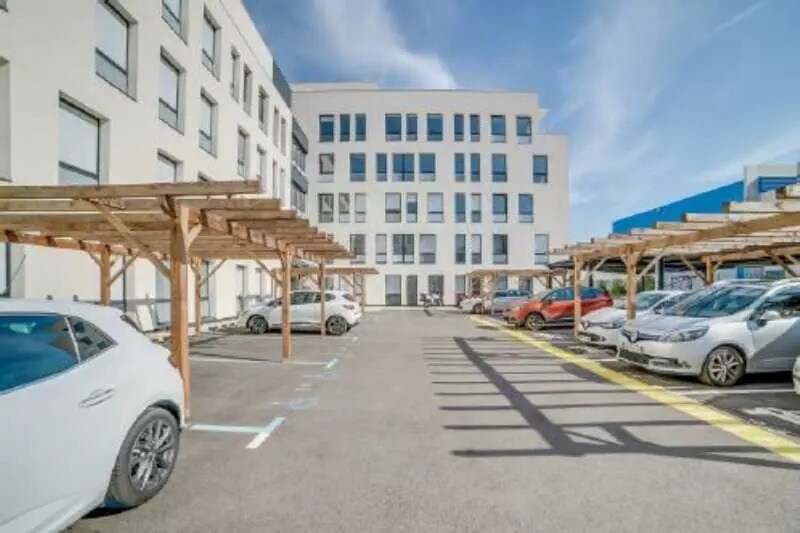 Bureau dans Villeurbanne à louer - Photo du bâtiment - Image 3 de 9