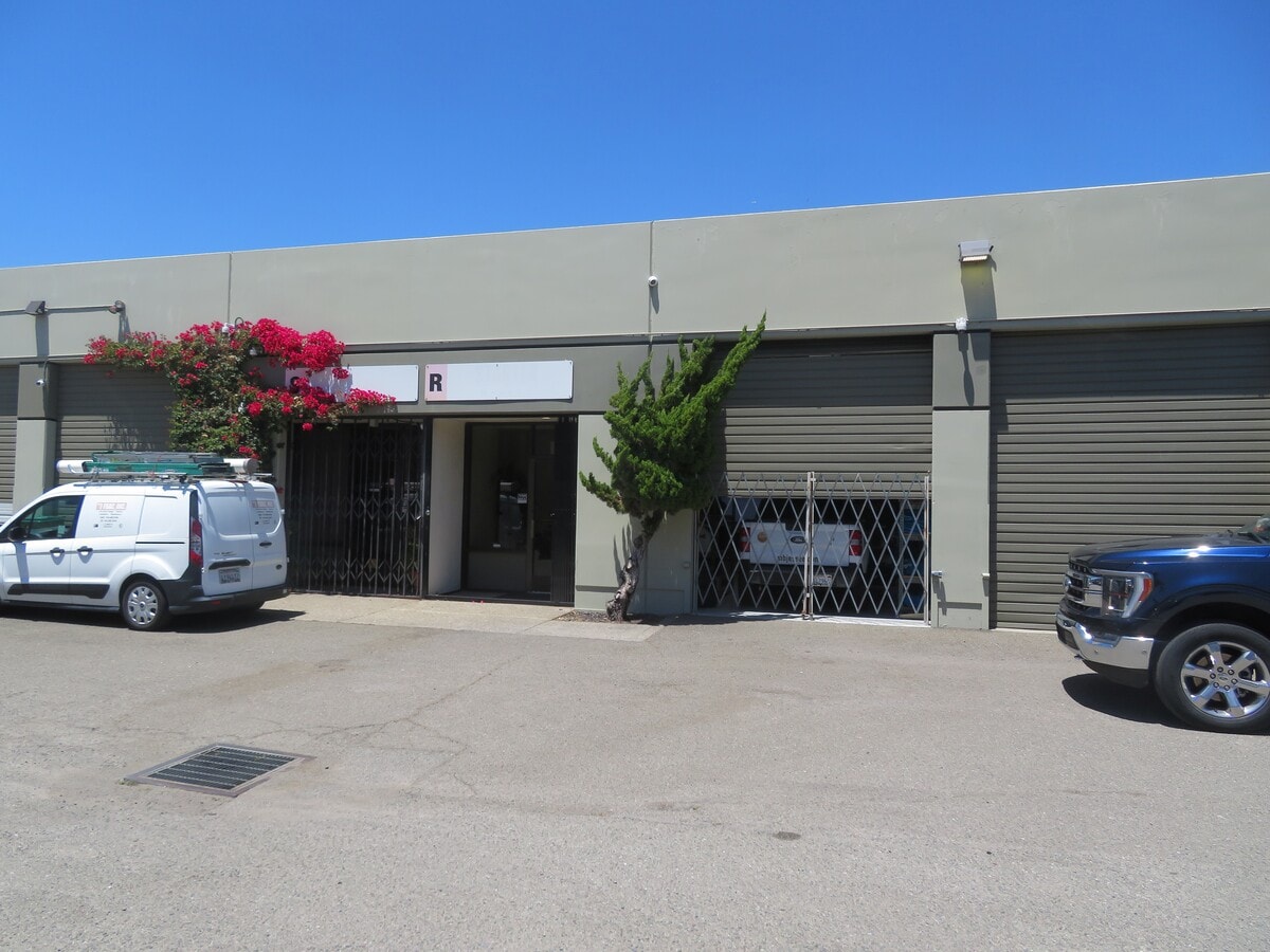 1552 Beach St, Oakland, CA 94608 - Unit R -  - Interior Photo - Image 2 of 4