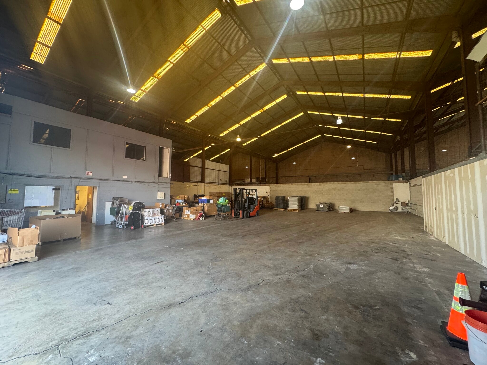 845-855 Moowaa St, Honolulu, HI for lease Interior Photo- Image 1 of 1