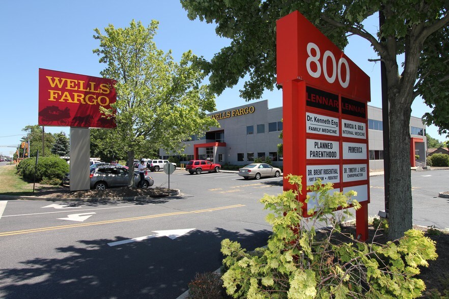 800 W Main St, Freehold, NJ à louer - Photo du bâtiment - Image 1 de 6