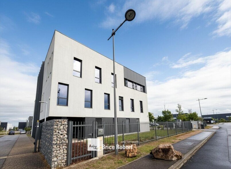 3 Rue Jean Carmet, Saint-Priest for sale - Building Photo - Image 2 of 10