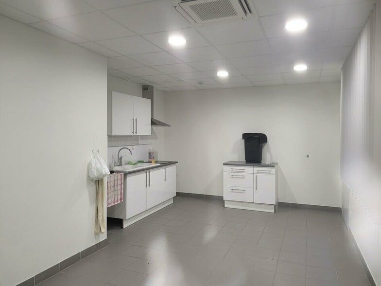 Flex in Reyrieux for lease - Interior Photo - Image 2 of 7