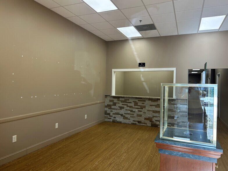 437 S Illinois Ave, Oak Ridge, TN à louer - Photo intérieure - Image 2 de 14