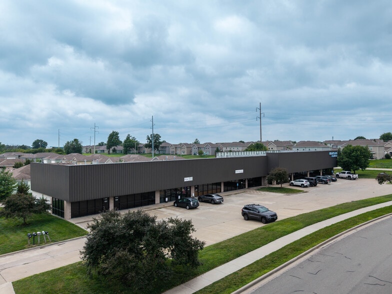 800 Creekside Dr, Gardner, KS for sale - Building Photo - Image 2 of 28
