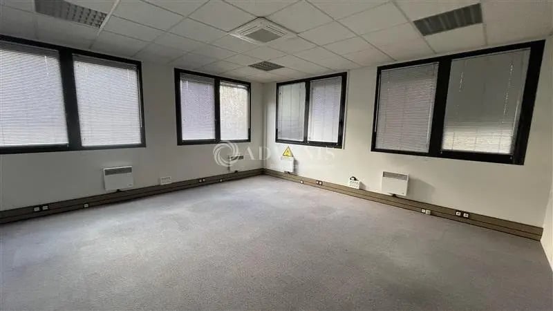 Office in Croissy-Beaubourg for lease - Building Photo - Image 3 of 10