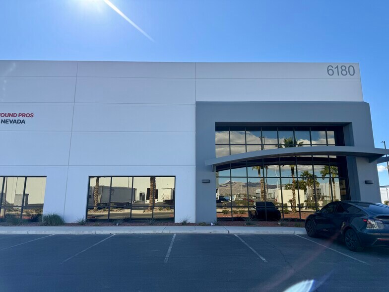 6180 North Hollywood Blvd, Las Vegas, NV à louer - Photo du bâtiment - Image 3 de 8