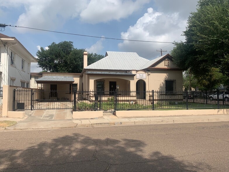 1020 Davis Ave, Laredo, TX for lease - Primary Photo - Image 1 of 13