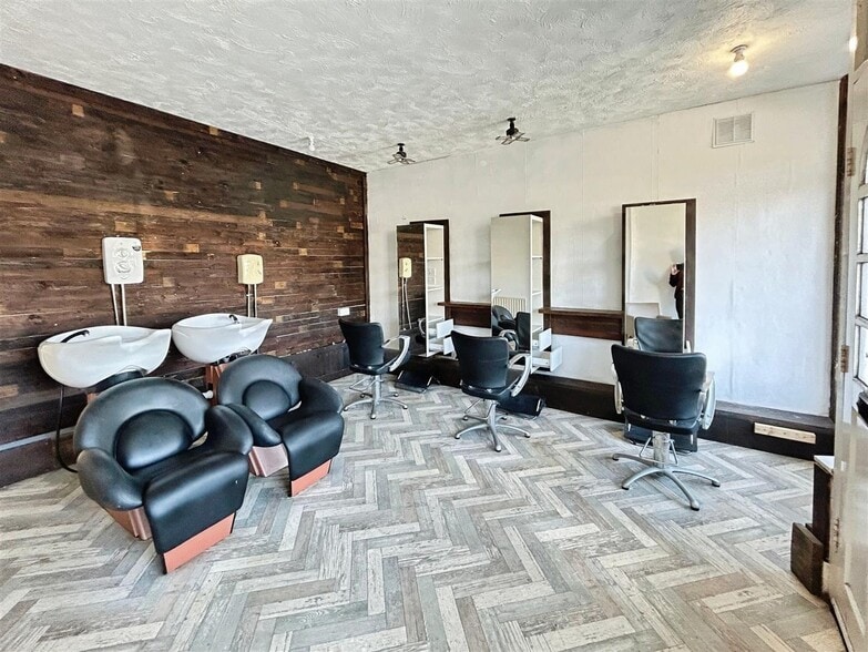 196 Tankerton Rd, Whitstable for lease - Interior Photo - Image 2 of 6