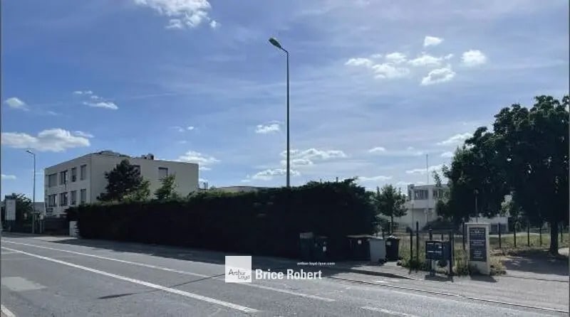 Office in Chassieu for lease - Building Photo - Image 2 of 4