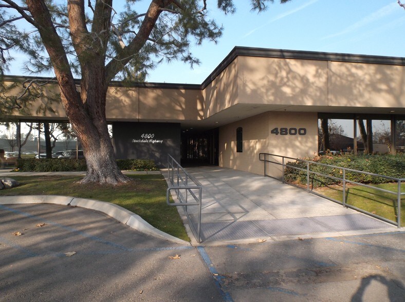 4800 Stockdale Hwy, Bakersfield, CA à louer - Photo du bâtiment - Image 1 de 2