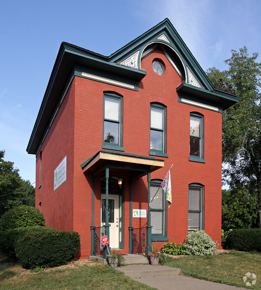 Prime West 7th Street Office Property portfolio of 3 properties for sale on LoopNet.ca - Building Photo - Image 3 of 3