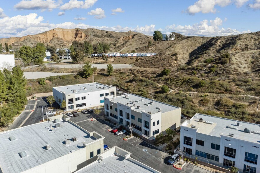 28536 Constellation Rd, Valencia, CA à vendre - Photo du bâtiment - Image 3 de 13