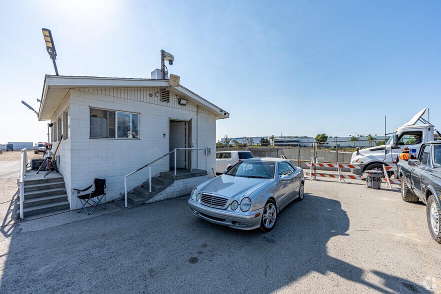 1660 E 32nd St, Long Beach, CA for lease - Building Photo - Image 2 of 28