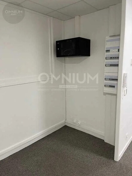 Office in Lyon for lease - Interior Photo - Image 3 of 6