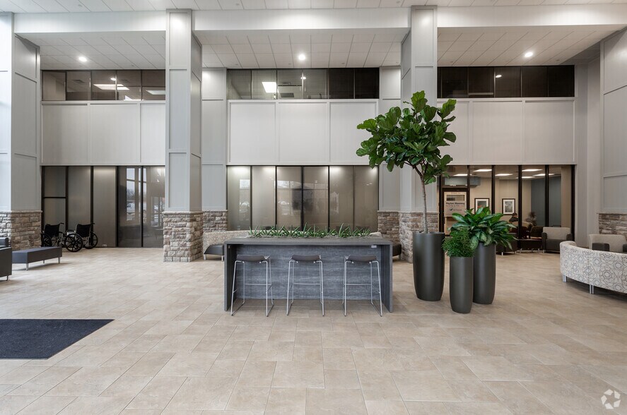 8402 Harcourt Rd, Indianapolis, IN à louer - Photo intérieure - Image 3 de 9