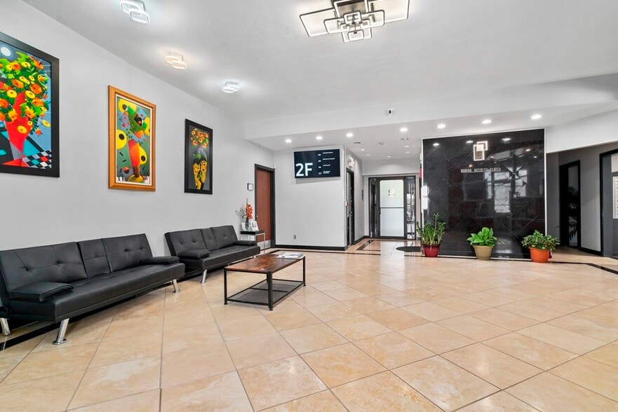 31 W Downer Pl, Aurora, IL for lease - Lobby - Image 3 of 5